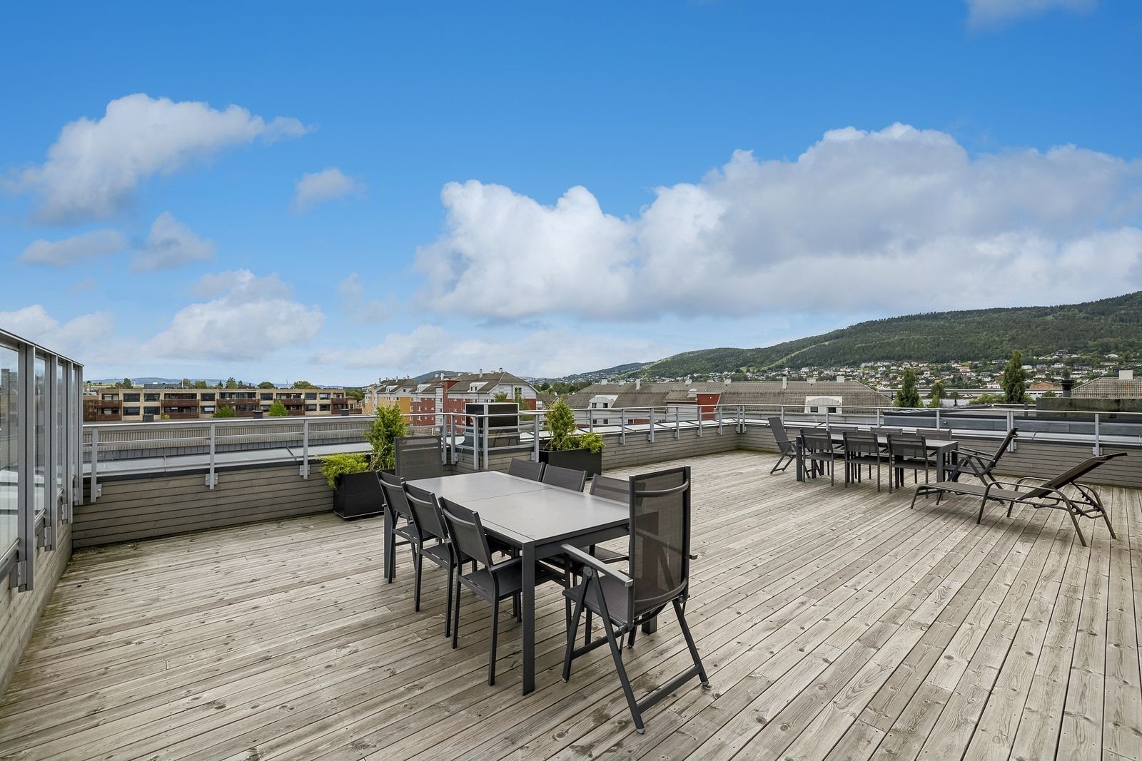 På takterrassen kan du nyte fine dager og solnedganger samt invitere til sosialt naboskap for beboerne sameiet! Galleribilde