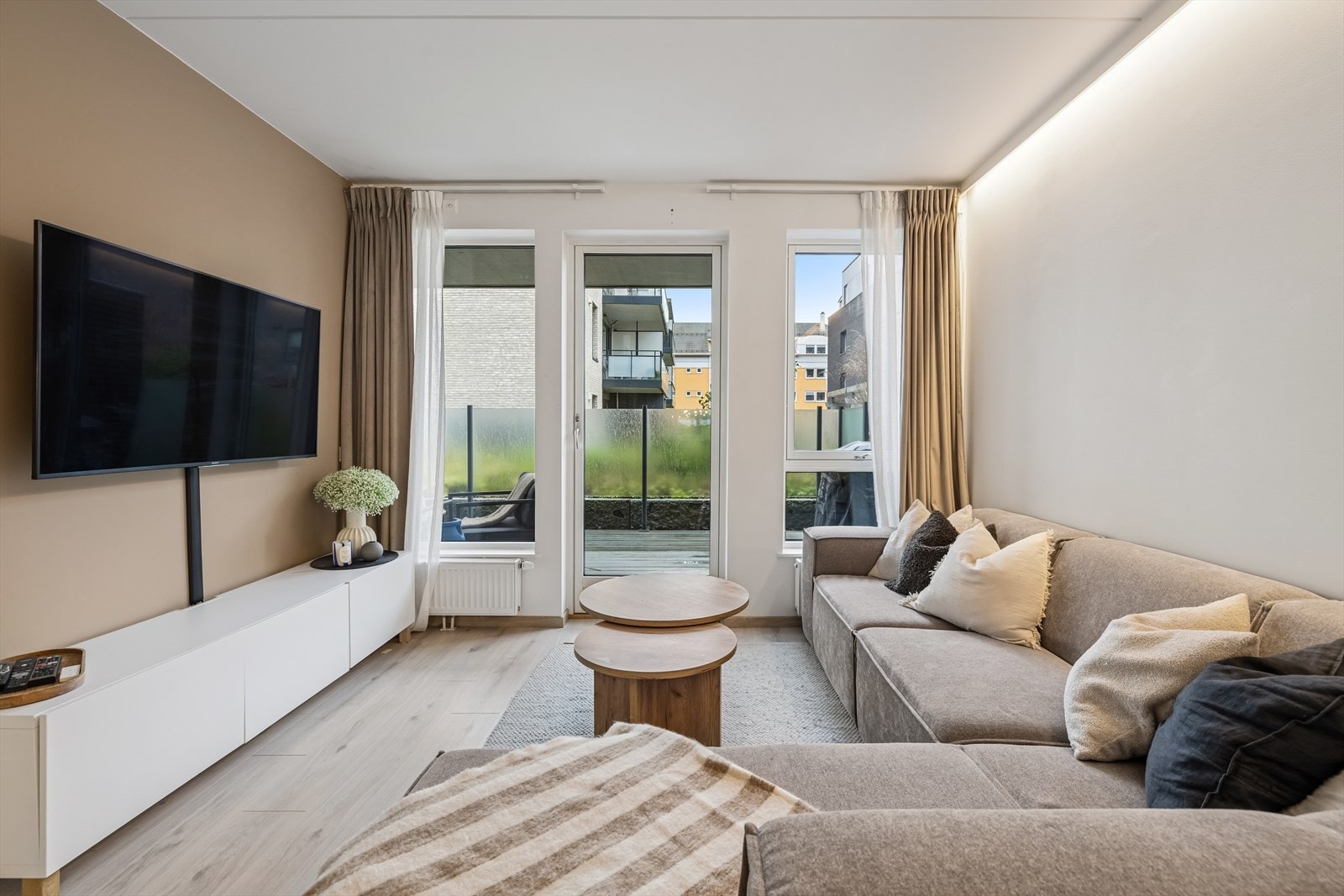 Fin og romslig stue med store vindusflater som gir godt med lys. Herlig fargevalg på veggene. Galleribilde