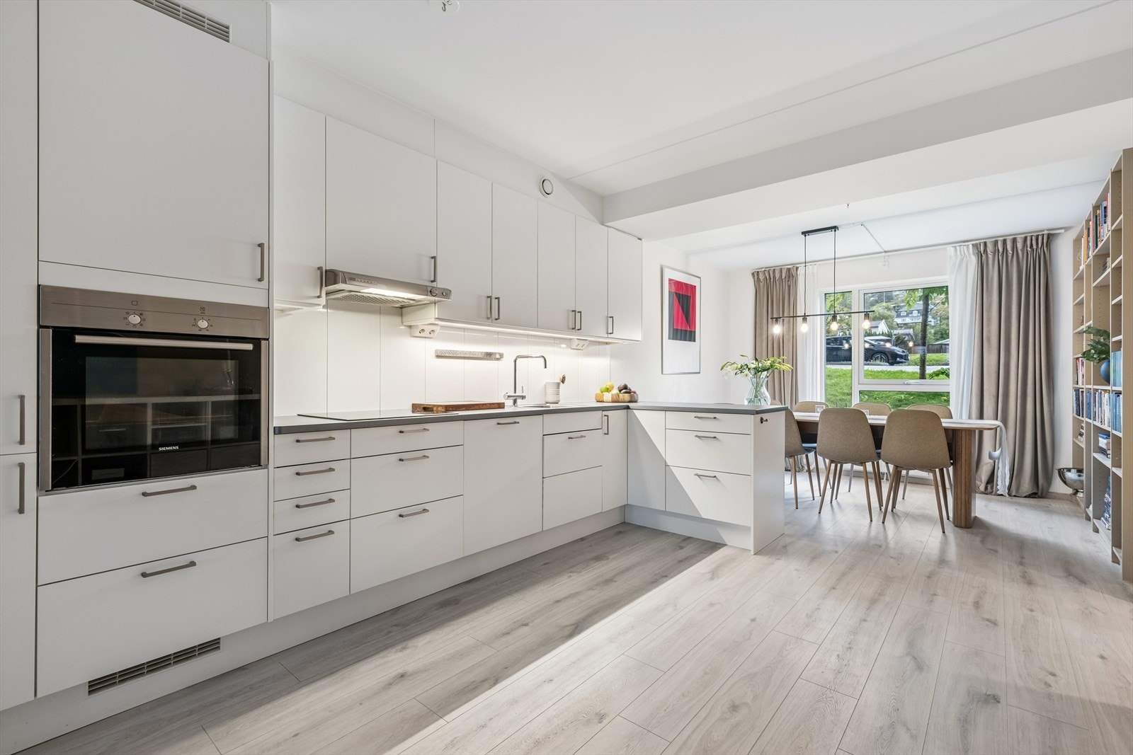 Avtrekk via mekanisk avtrekksanlegg og installert komfyrvakt og vannstoppsystem. Galleribilde