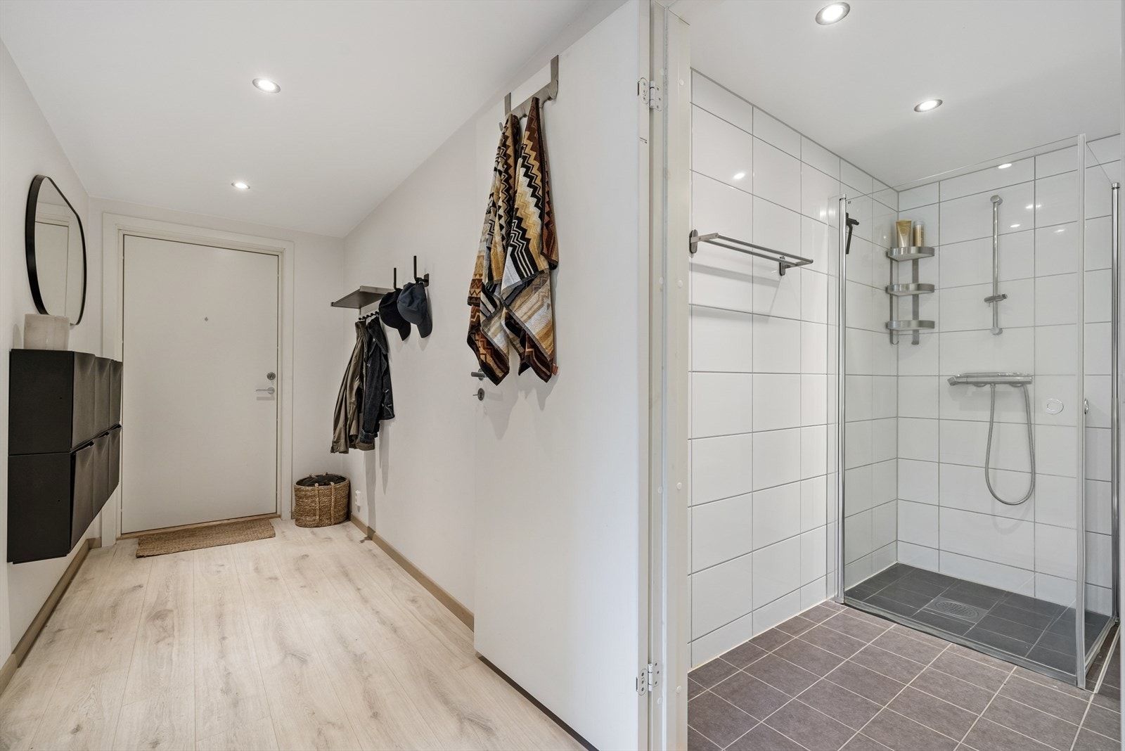 I det du trer inn i leiligheten blir du møtt av en innbydende entrè som gir et godt førsteinntrykk av leiligheten. God plass til å sette fra seg sko og henge fra seg yttertøy. Her er det god plass til å innrede med entrémøbler etter behov. Galleribilde