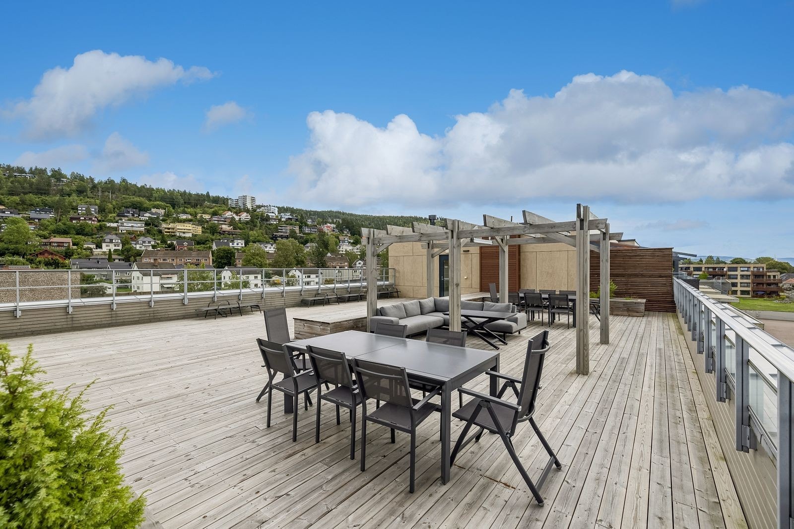 Flott takterrasse - et fellesområde med utsikt og sol hele dagen. Galleribilde