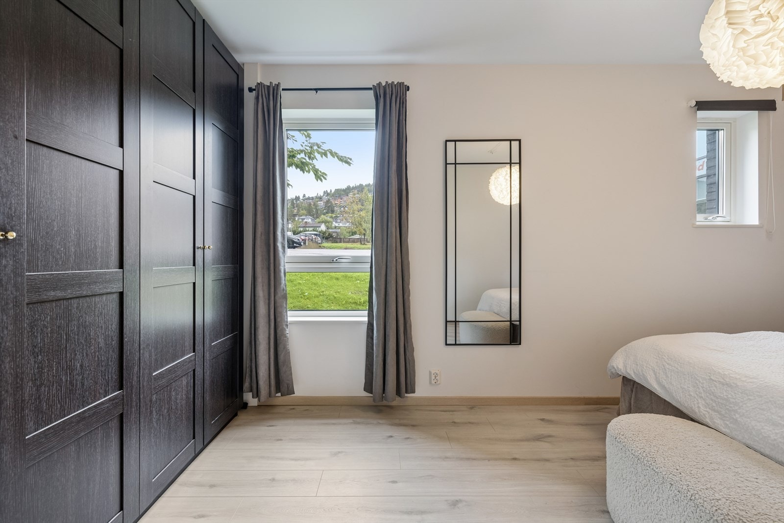 Rause vindusflater som gir godt med lysinnslipp. Galleribilde