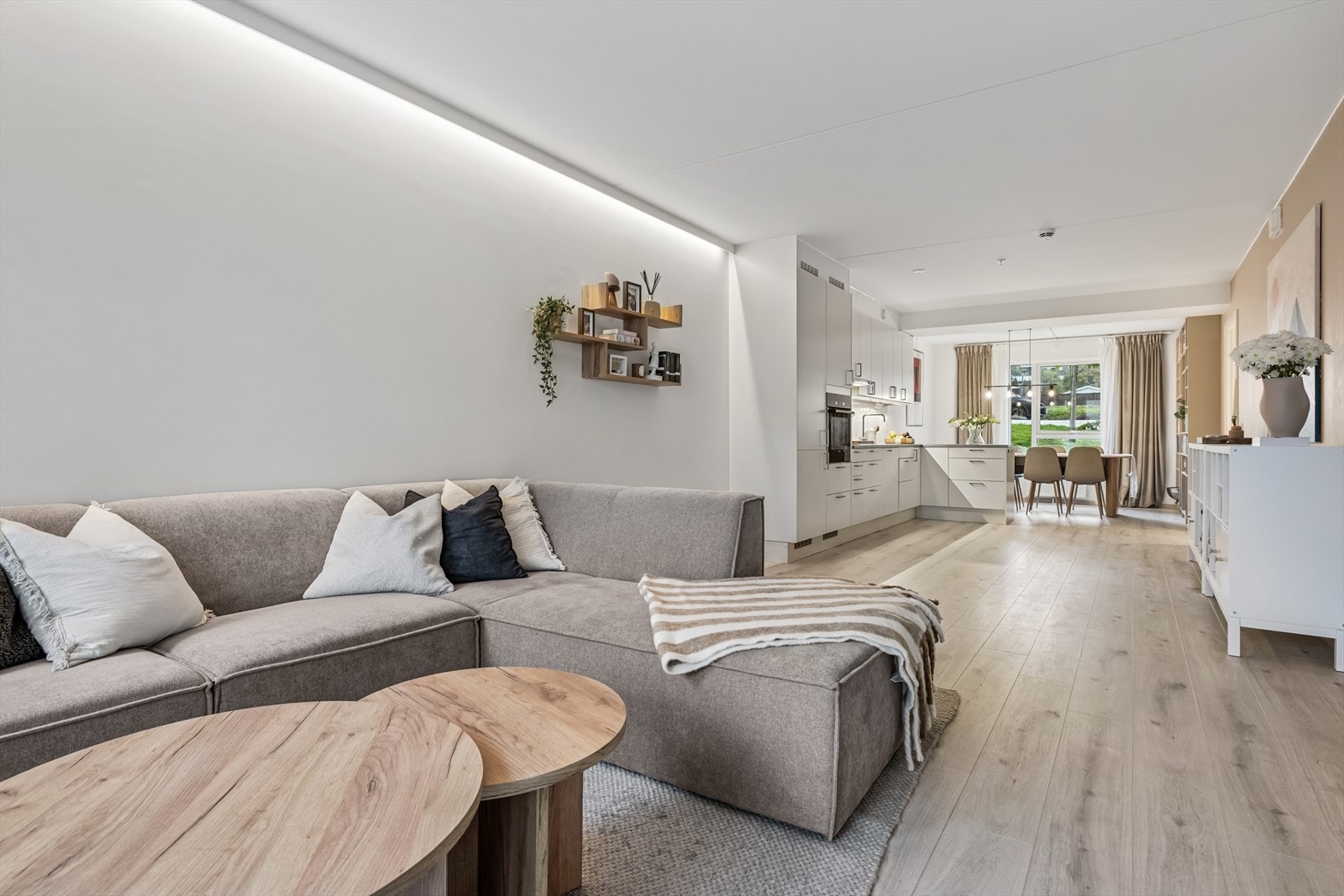 God plass til sofagruppe og tv-møblement. Galleribilde