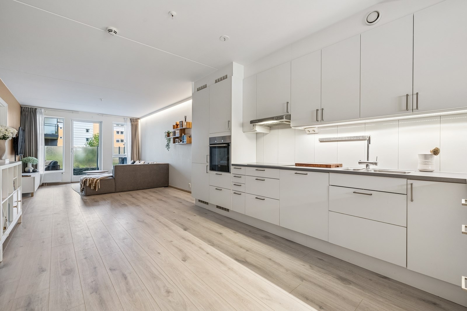 Kjøkkenet er innredet slik at matlagingen forenes med sosialt samvær! Galleribilde