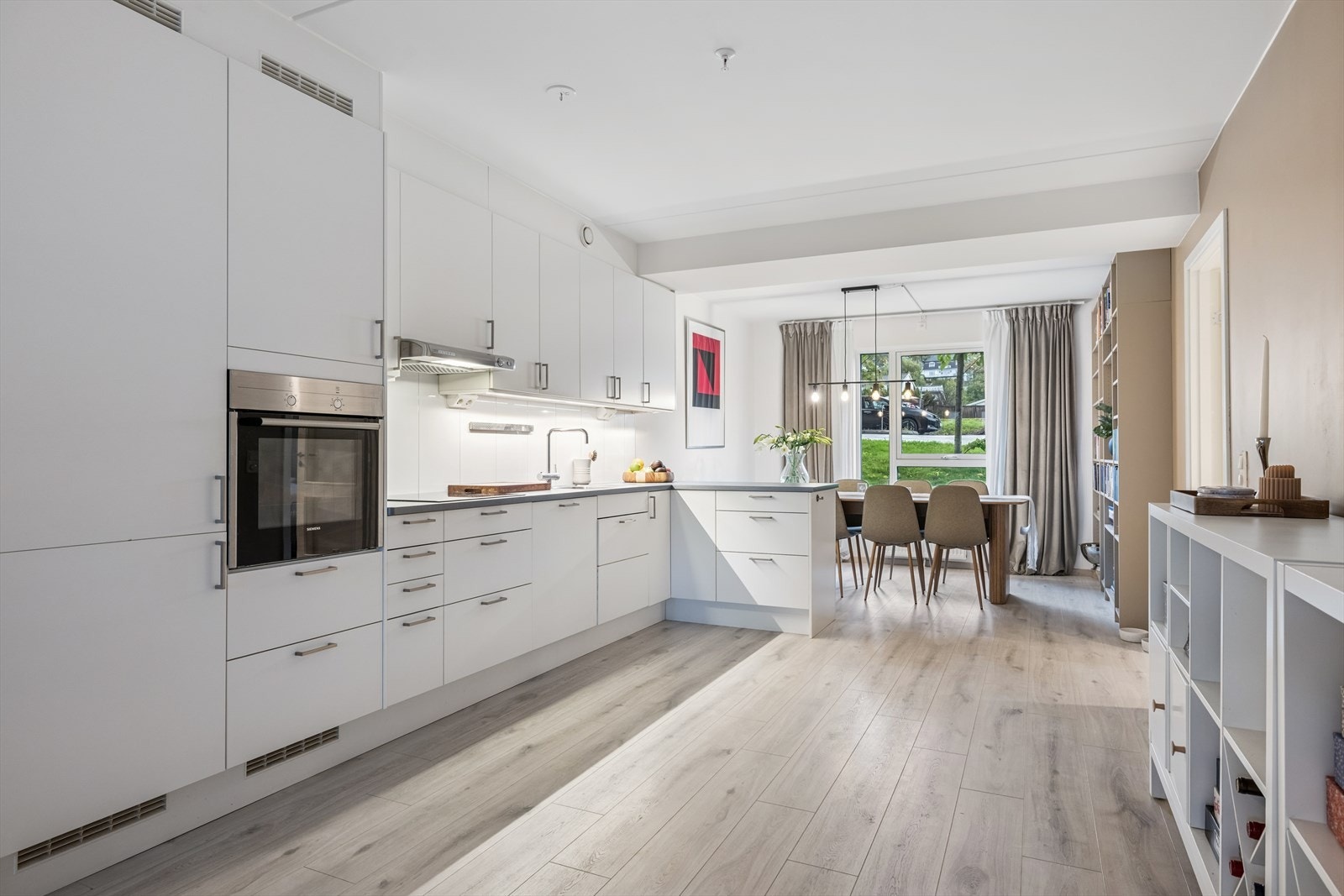 Pent kjøkken, innredning med glatte fronter og benkeplate av laminat. Galleribilde