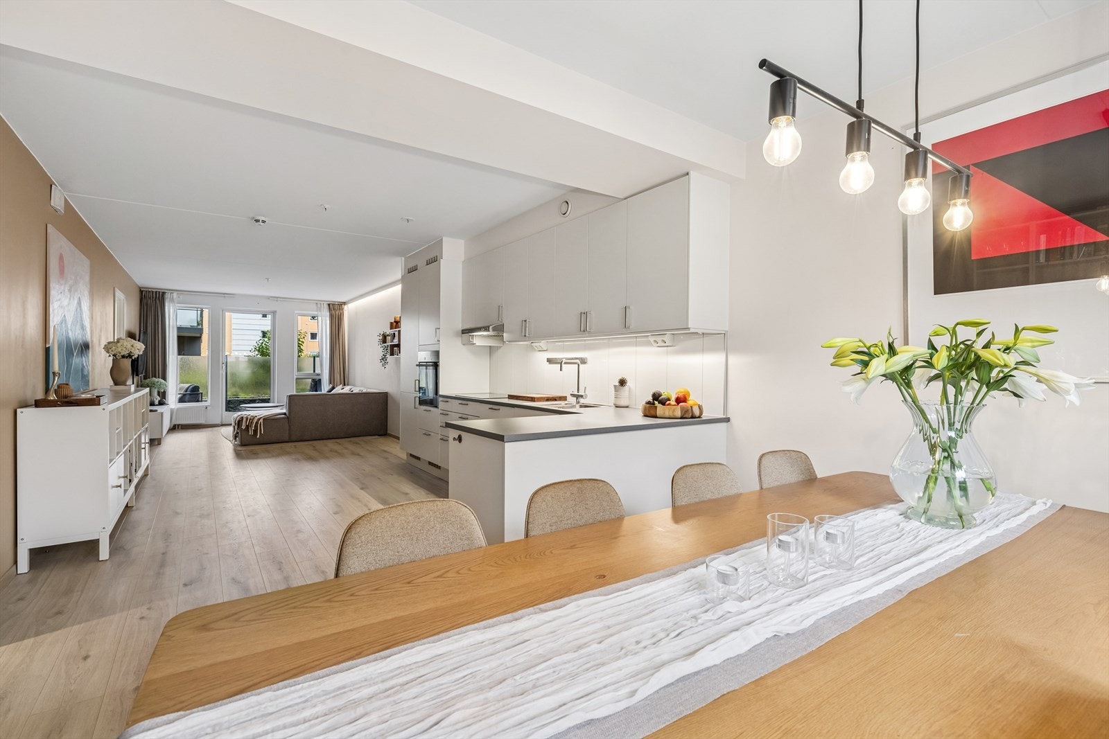 Denne flotte leiligheten har en sentral beliggenhet med umiddelbar tilgang til Drammenselva og vakre turområder rett utenfor døren. Galleribilde