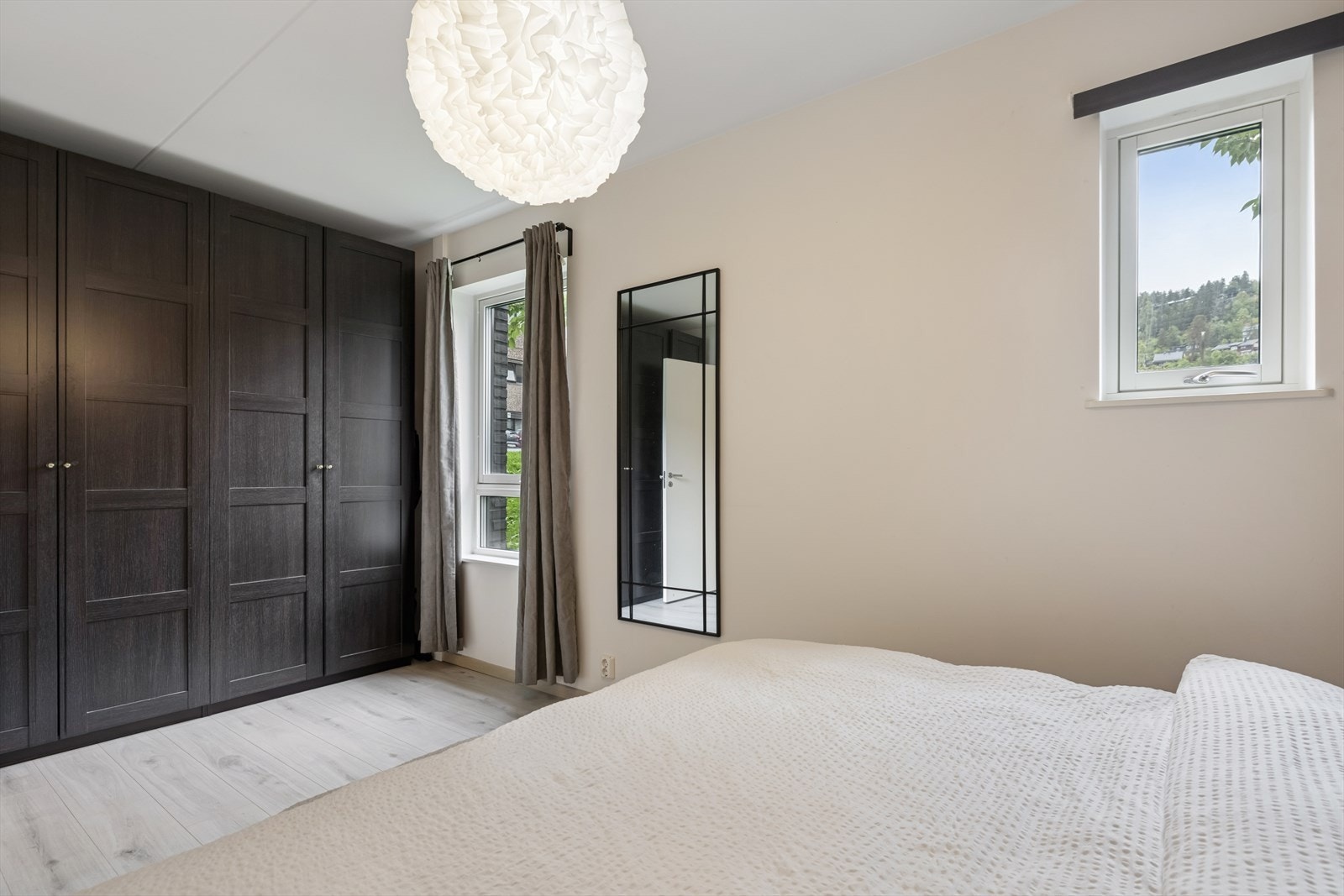 Stor garderobe. Galleribilde