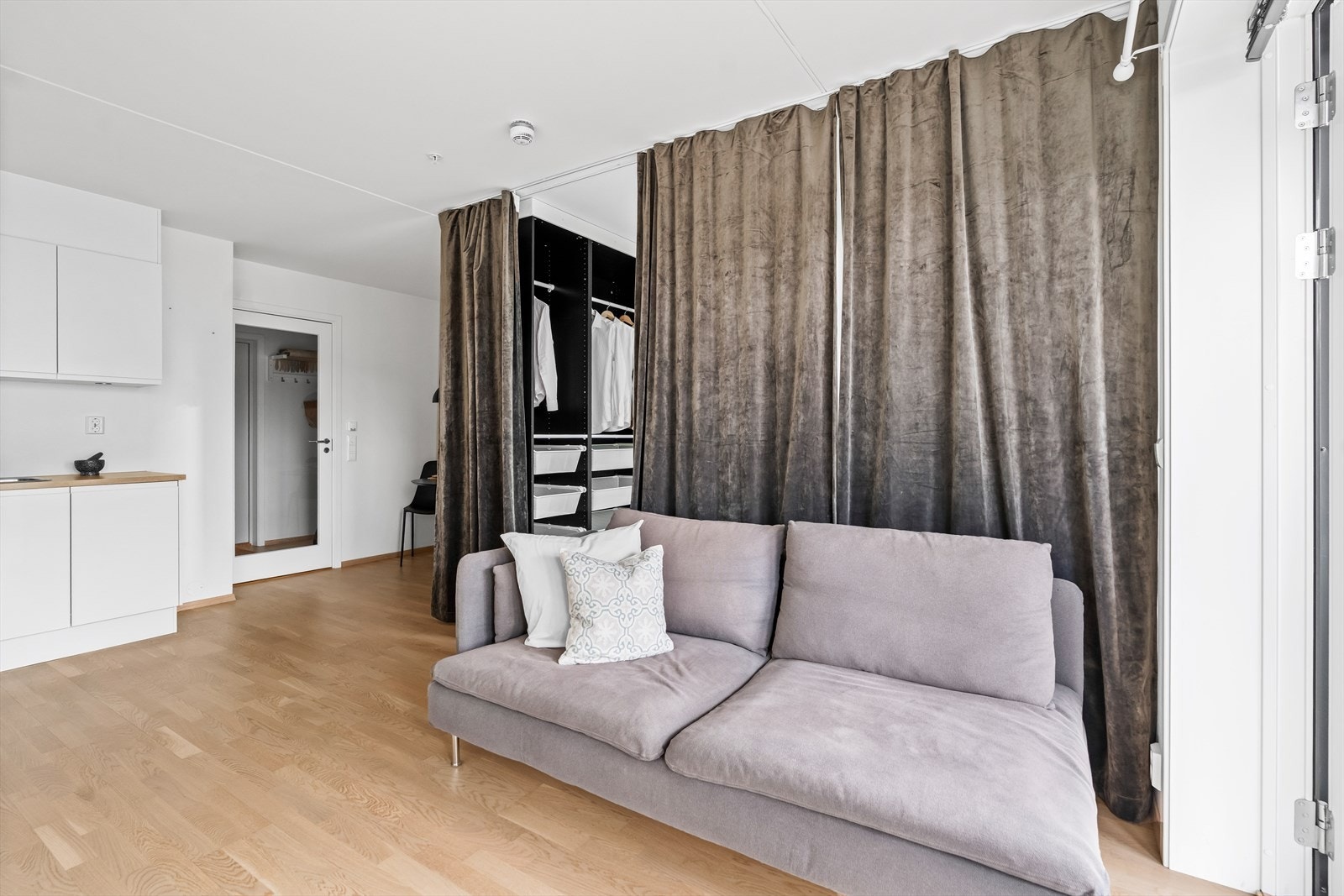 Det er etablert en smart alkoveløsning i rommet, med lettvegg og gardiner som skaper et fint skille mot resten av rommet. Galleribilde