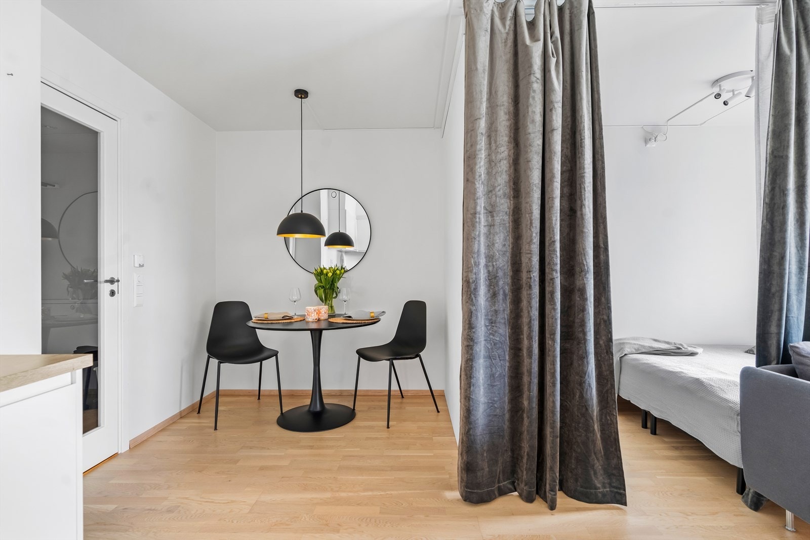 Det er plass til spisebord og stoler. Galleribilde