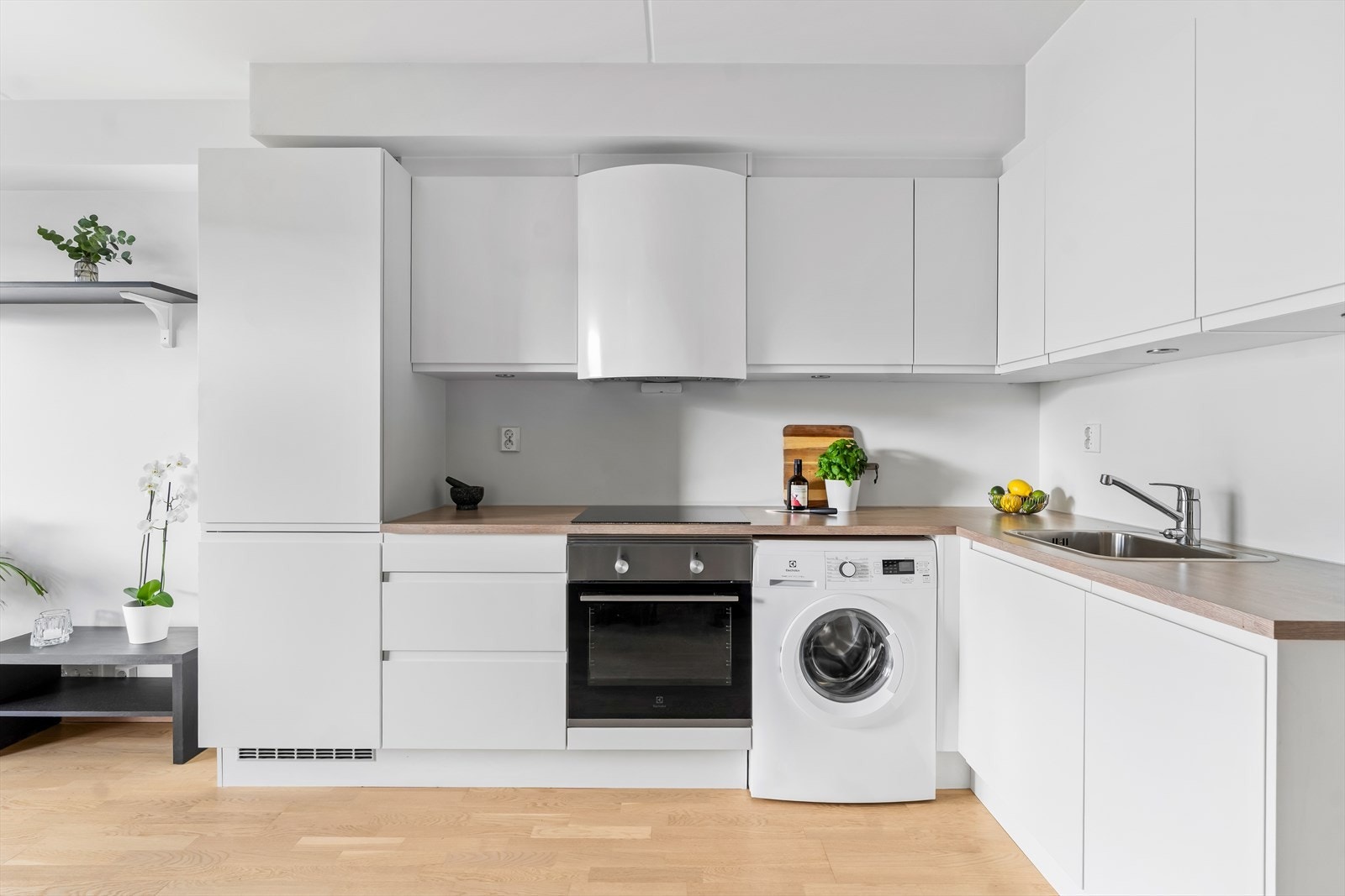 Skapene har glatte fronter, og det er montert laminat benkeplate med nedfelt kum i rustfritt stål. Galleribilde