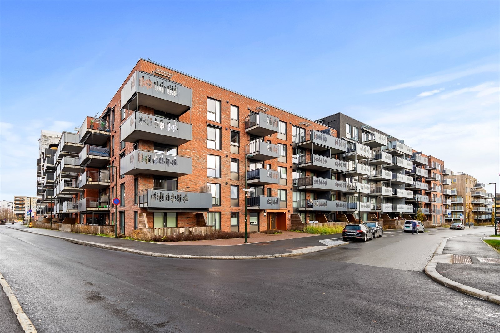 Fasade. Leiligheten ligger fint til i byggets 2. etasje, og har adkomst via heis og trapper. Galleribilde