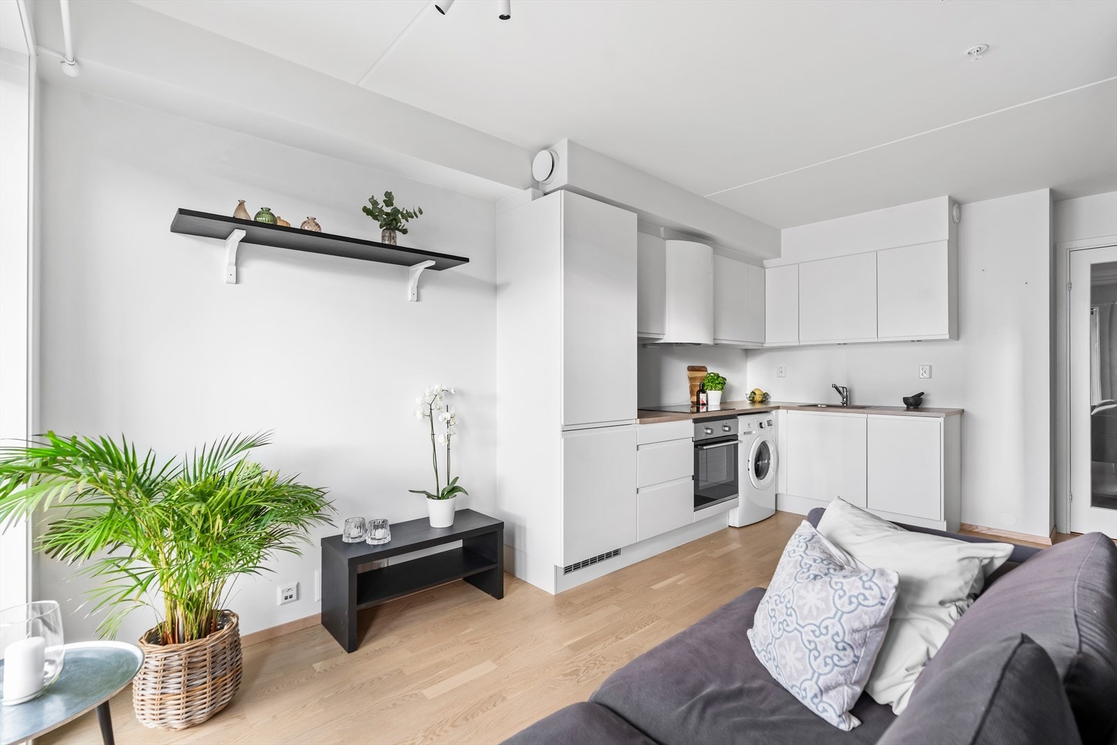 Stuen er i åpen løsning mot kjøkkenet, og er arealeffektivt utnyttet. Galleribilde