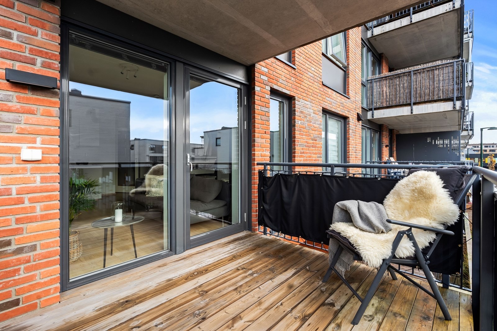 Fra stuen er det utgang til en hyggelig balkong. Galleribilde