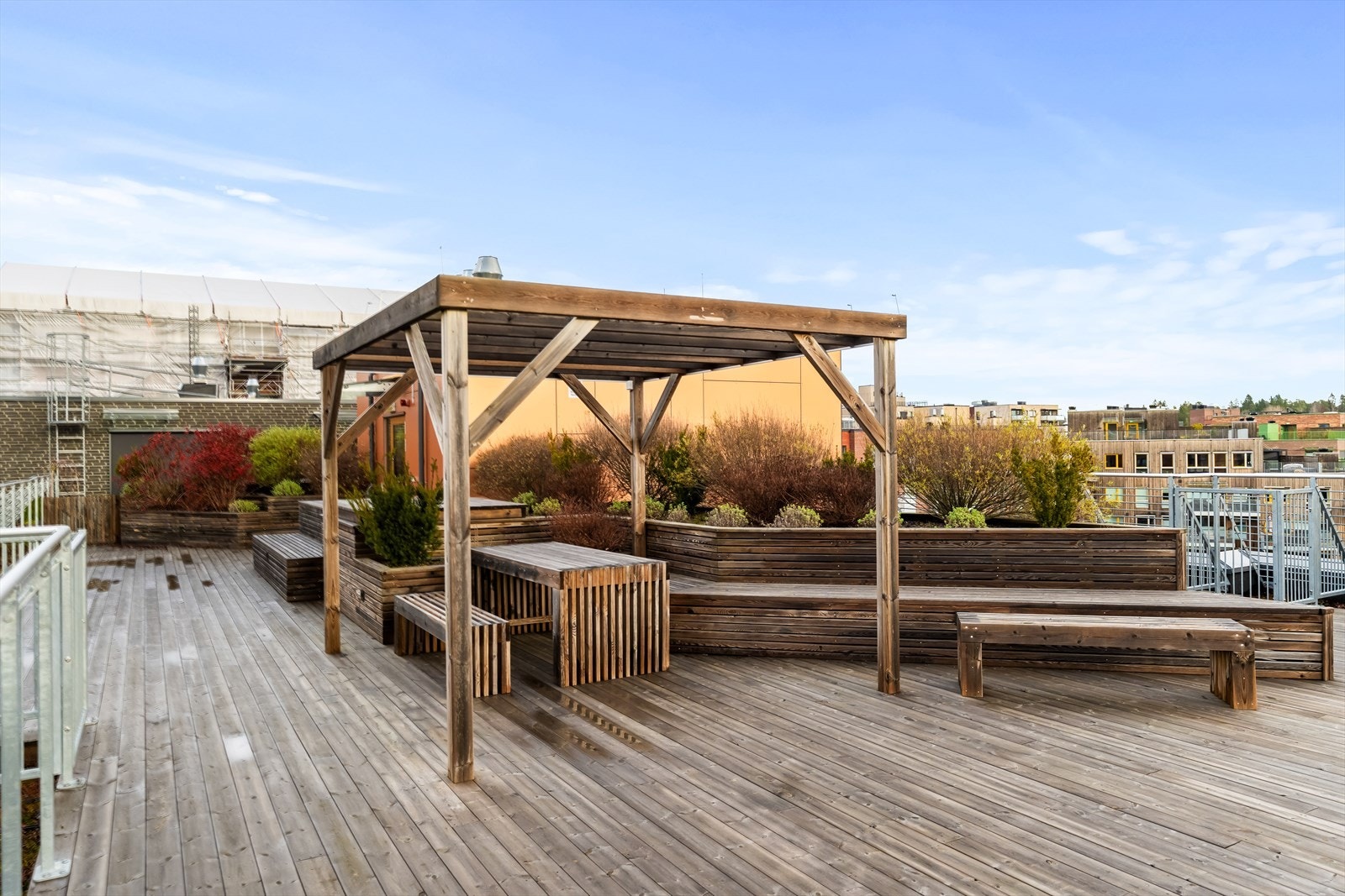 Her oppe er det etablert rikelig med sittegrupper, samt hyggelig takpaviljong. Galleribilde