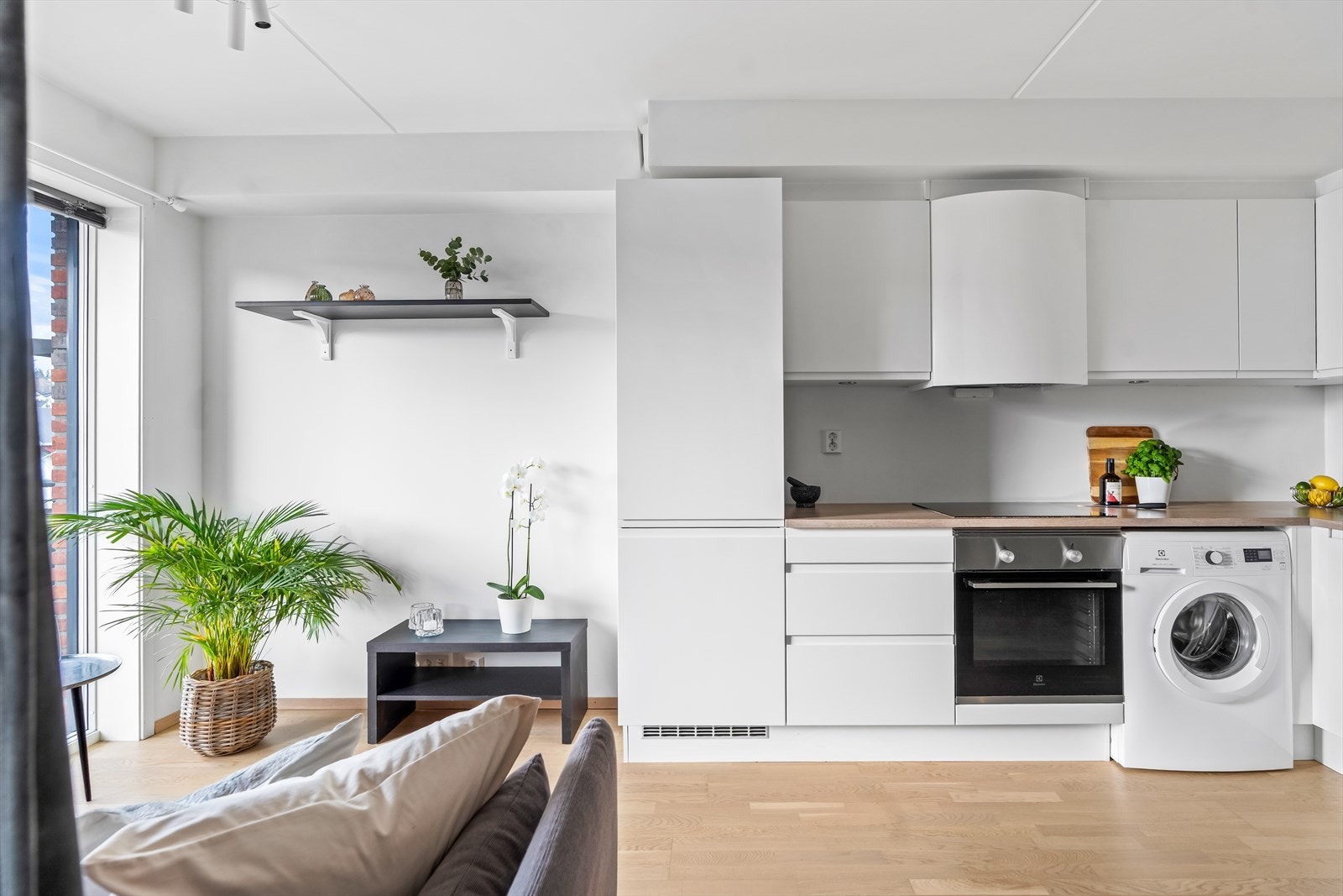 Kjøkkenet har hvit tidløs HTH-innredning, og byr på mye benk-/skapplass. Galleribilde