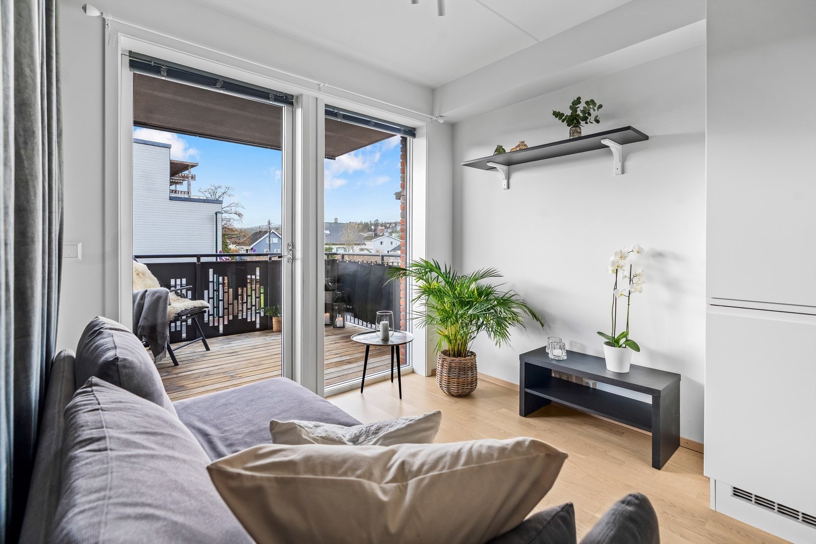 I rommet er det plass til sofa, tv-modul og spiseplass. Galleribilde