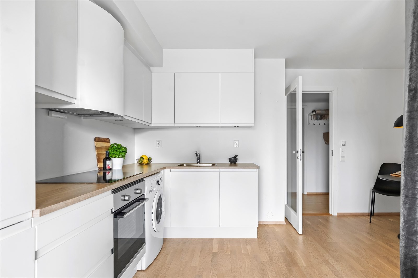 Stekeovn, platetopp, kjøl/frys og oppvaskmaskin er integrert i innredningen, og det er opplegg for vaskemaskin. Galleribilde