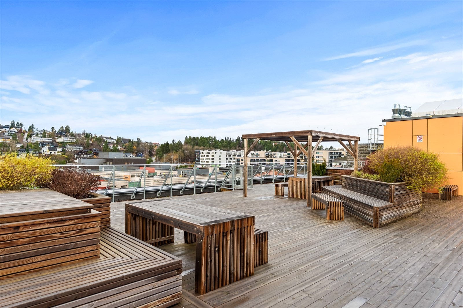 Fra takterrassen har du solen hele dagen, samt kan nyte fin utsikt. Galleribilde