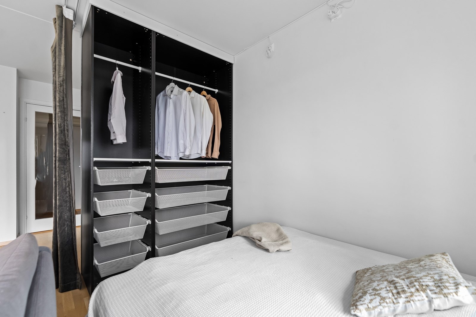 I alkoven er det plass til dobbeltseng, og det er satt inn garderobeløsning. Galleribilde