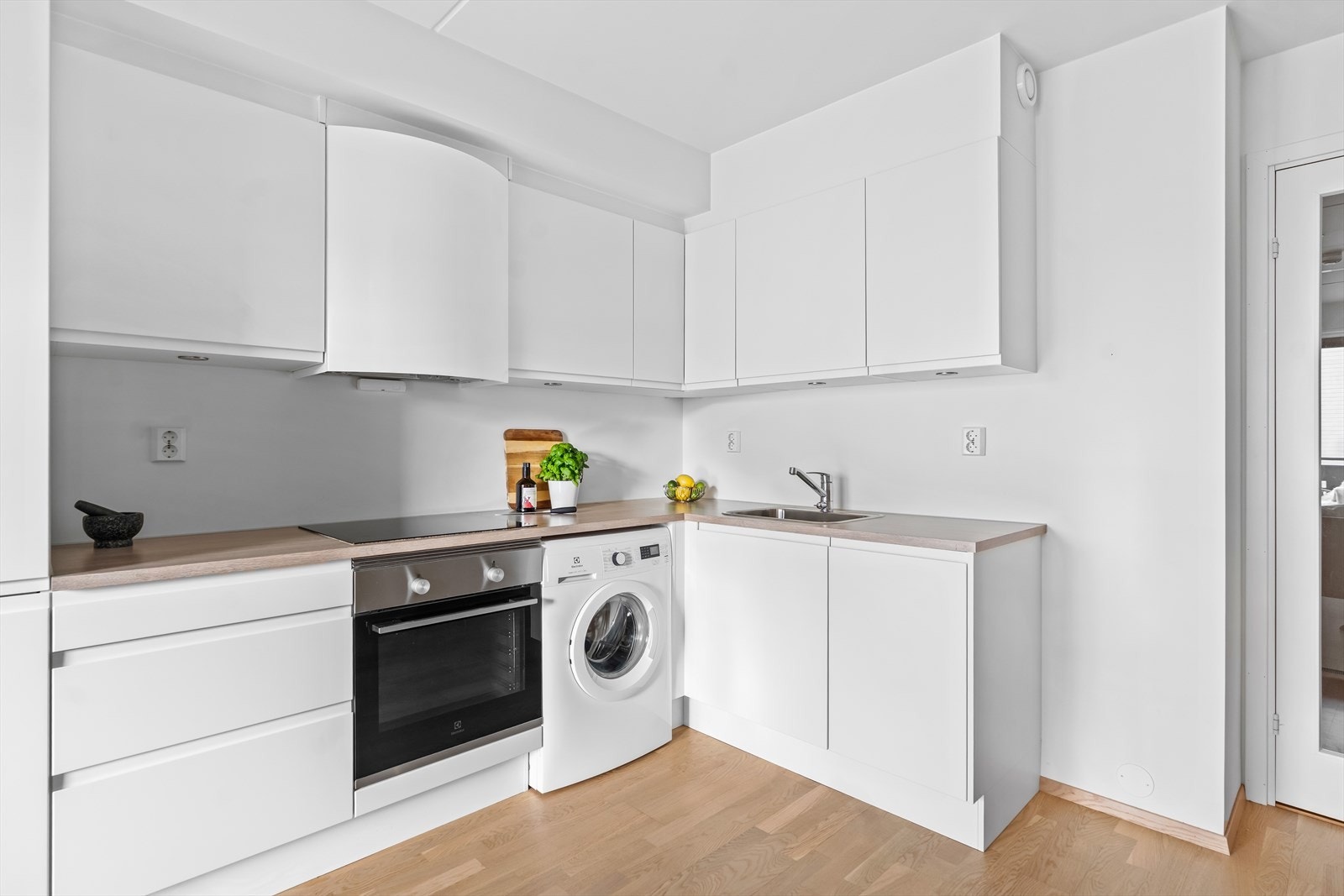 Det er montert belysning under overskapene, samt komfyrvakt over koketoppen. Galleribilde