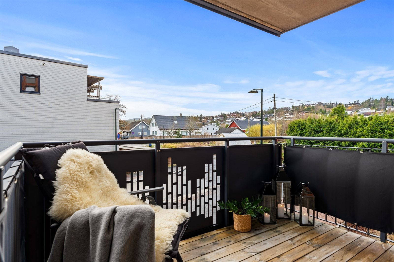 Balkongen er overbygget, og utebelysning er montert. Galleribilde