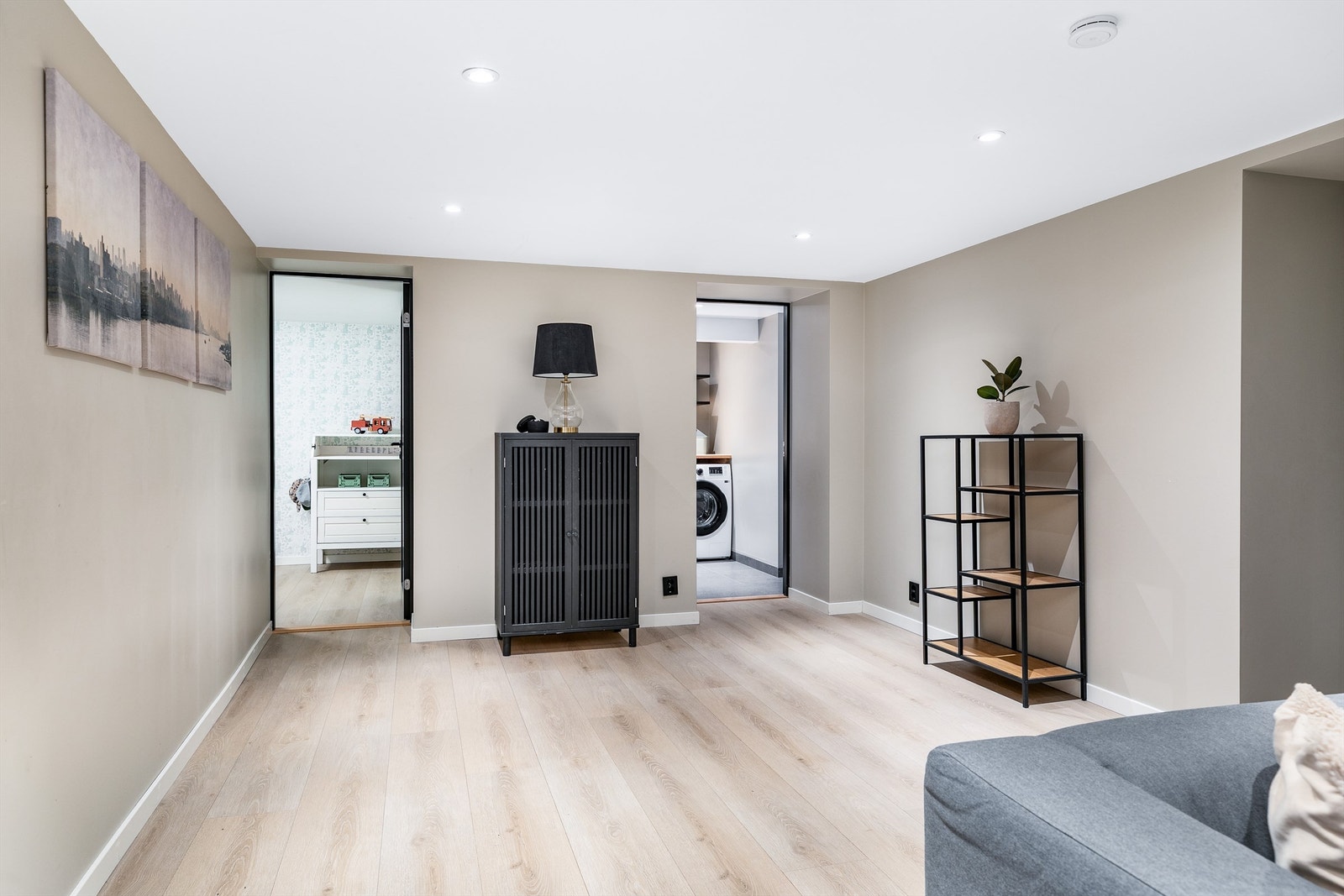 Underetasjens gang er over seks meter lang og har rundt 25 kvm. gulvflate. Til badet er det adkomst via vaskeroms-delen. Galleribilde