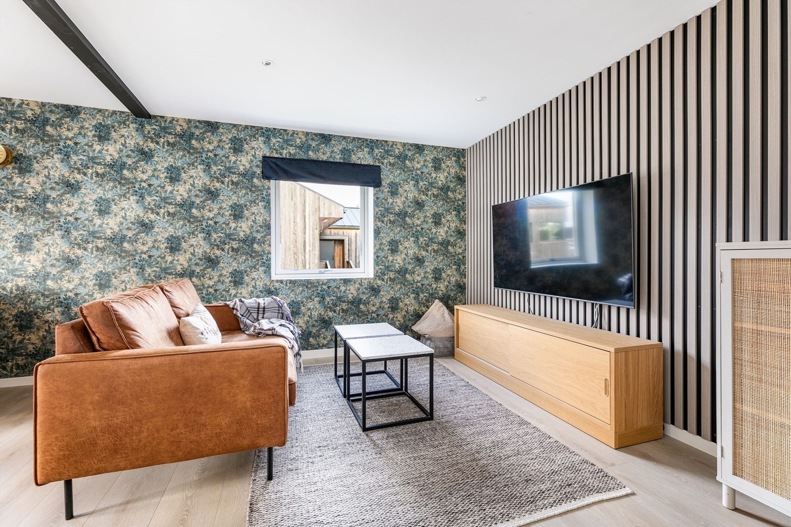 Den over 30 kvm. store stuen kan med enkelhet deles inn i soner. Galleribilde