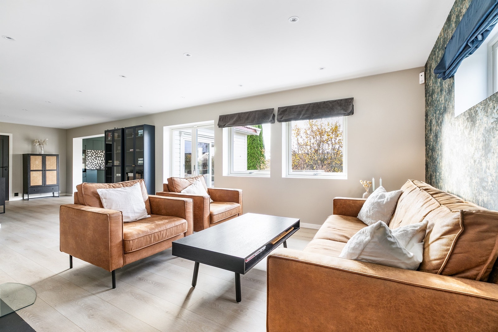 Stuen ble i 2022 utvidet til over dobbel størrelse og er i dag åpent forbundet med kjøkkenet. Galleribilde