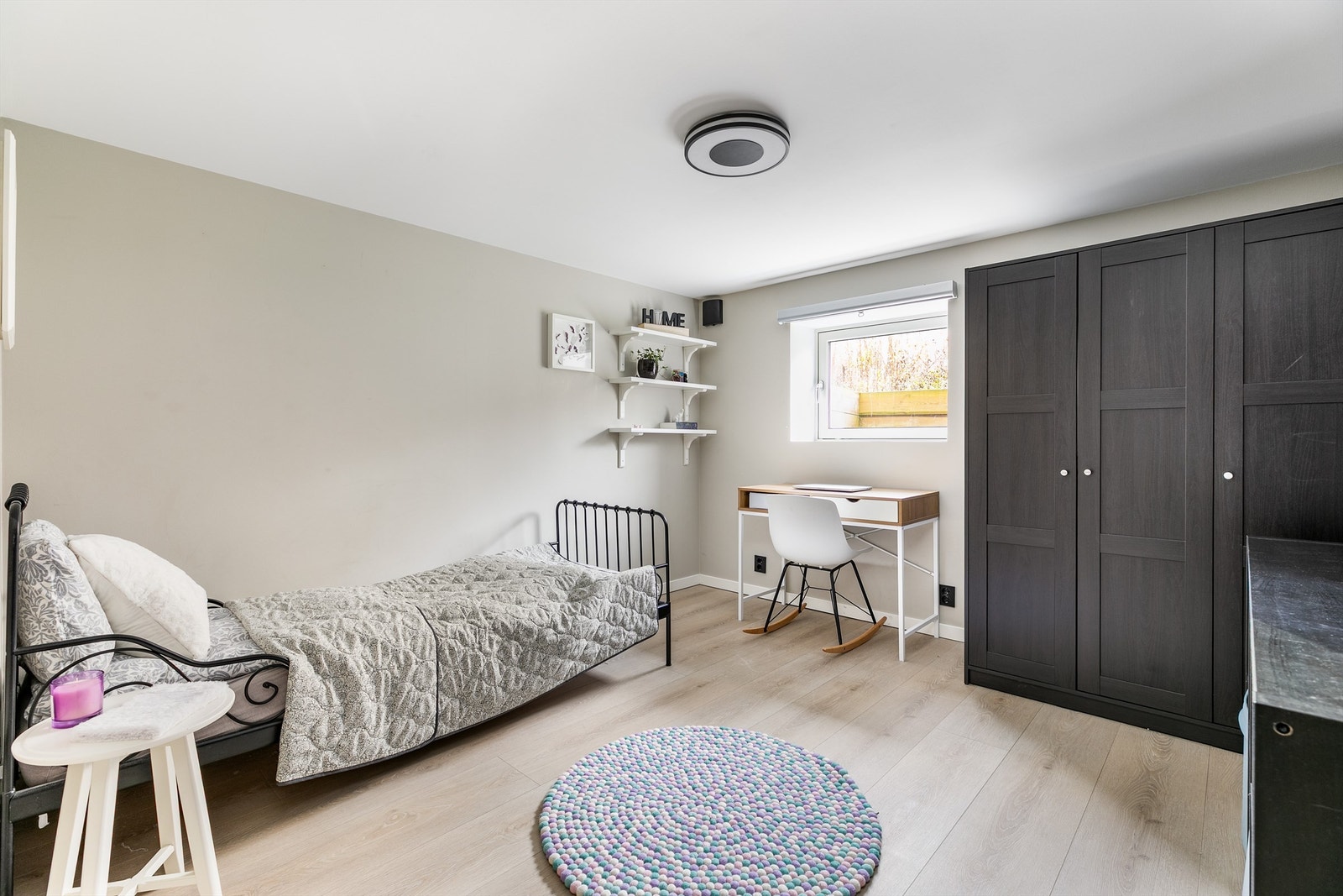Underetasjens fire nye soverom er alle av gode størrelser. Tre er ypperlige barne-/ungdomsrom, deriblant dette på nesten 11 kvm. Galleribilde