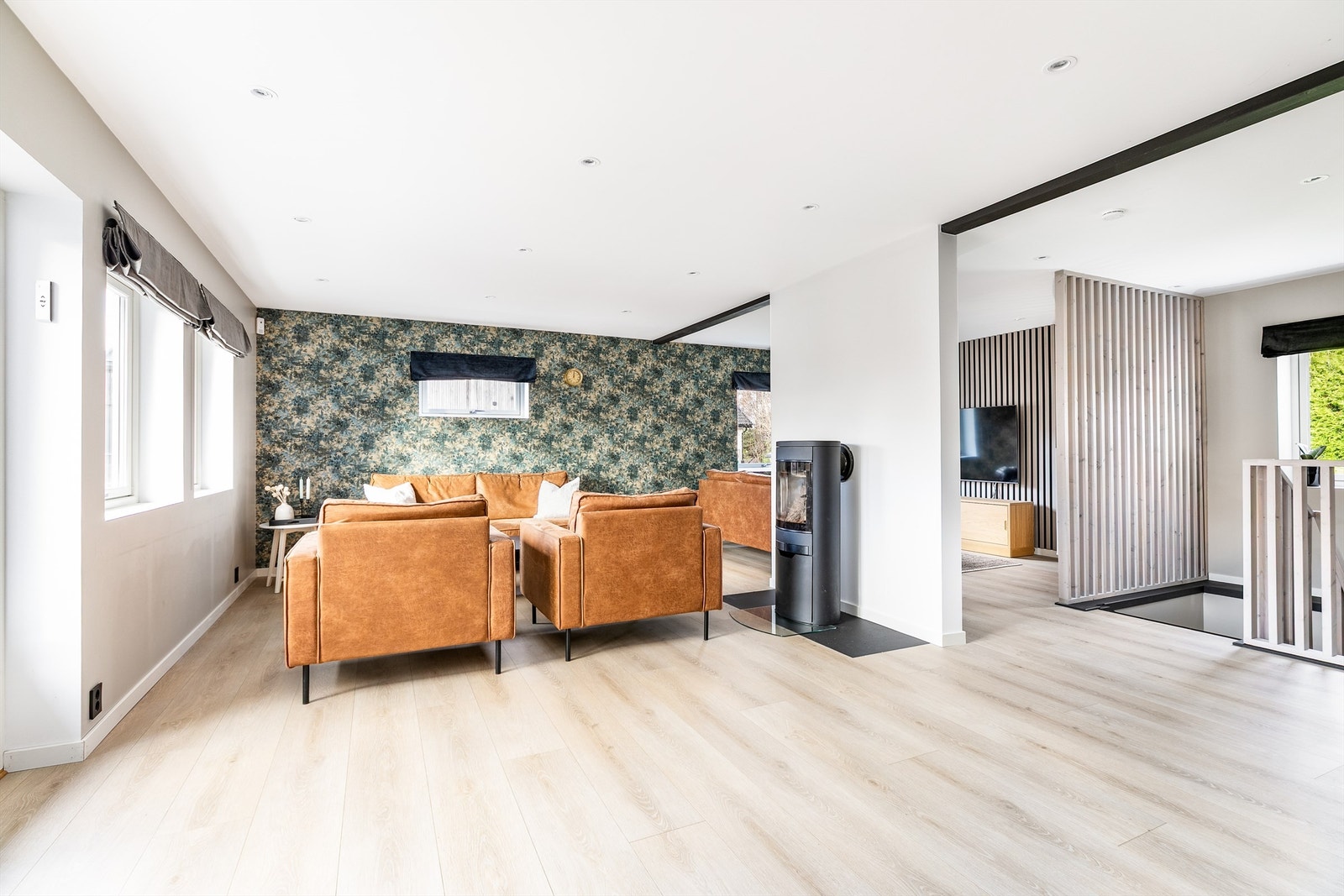 Vinduer i alle tre yttersider gir meget gode lysforhold i stuen, dagen gjennom. Etasjens vinduer ble skiftet ut i 2014. Galleribilde