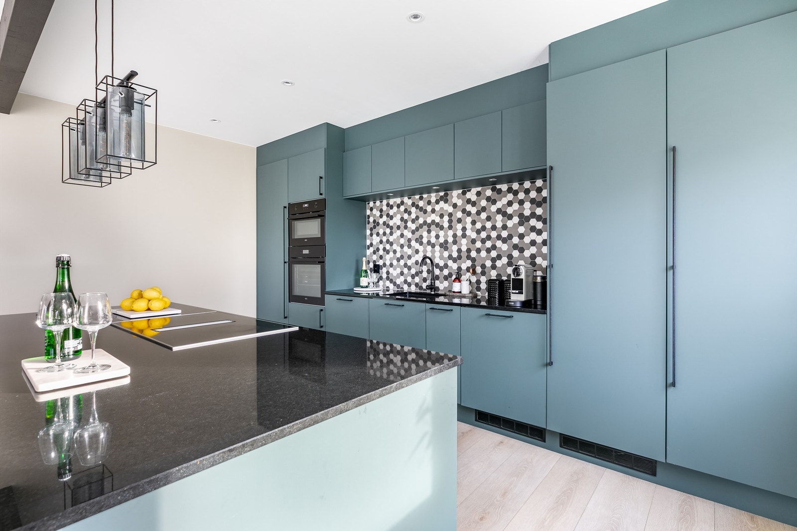 Alle kjøkkenets hvitevarer er integrert. Platetopp har innbygget avtrekk med kullfilter. Benkeplatene er i polert stein. Galleribilde