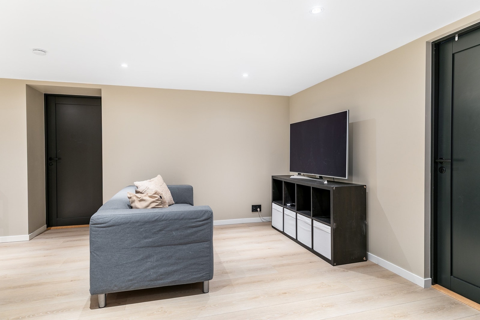 Vannbåren gulvvarme er lagt i alle underetasjens rom. Dette rommet benyttes i dag som TV-stue, men er byggemeldt som gang/lagring. Galleribilde