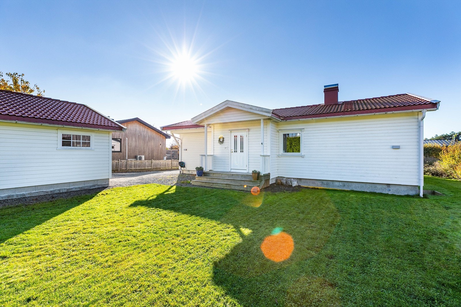 Mellom inngangspartiet og garasjen er det kun et fåtall skritt. Inngangspartiet ble utvidet rundt 2015. Galleribilde