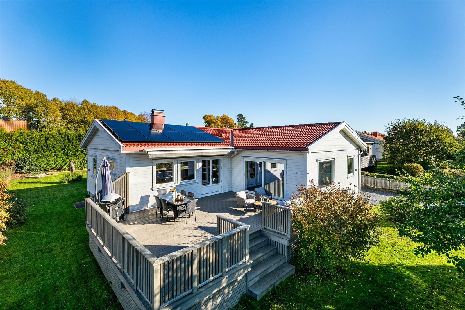 Eneboligen er i senere år tilbygget og modernisert i flere omganger. Etter innredning og bruksendring av underetasjen er boligen meget innholdsrik. Galleribilde