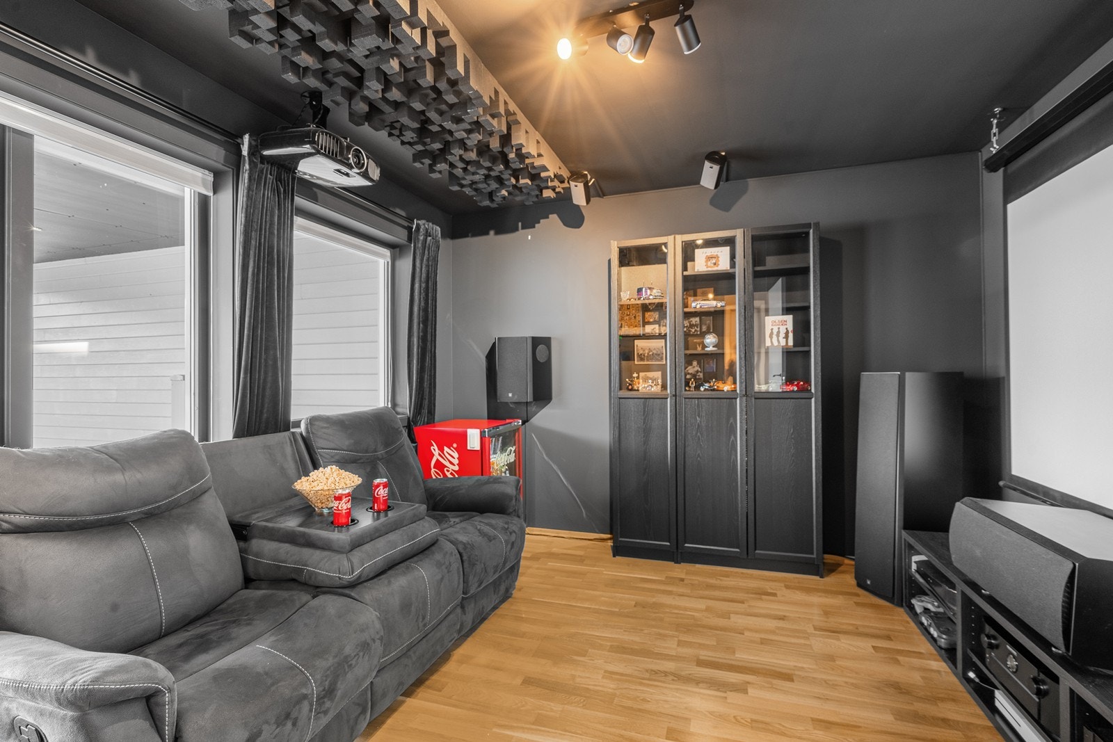 Soverom 2. Fleksibelt soverom som i dag er innredet som hjemmekino med lerret og dedikerte kinomøbler. Kinoutstyr medfølger ikke i handelen. Galleribilde