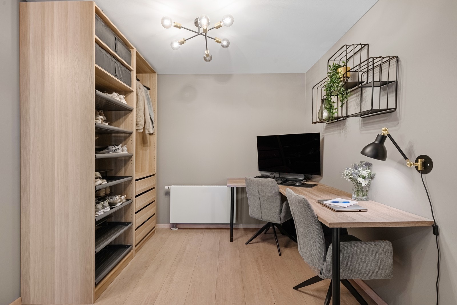 Godt rom for hjemmekontor, ekstra stue eller ungdomsrom. Galleribilde