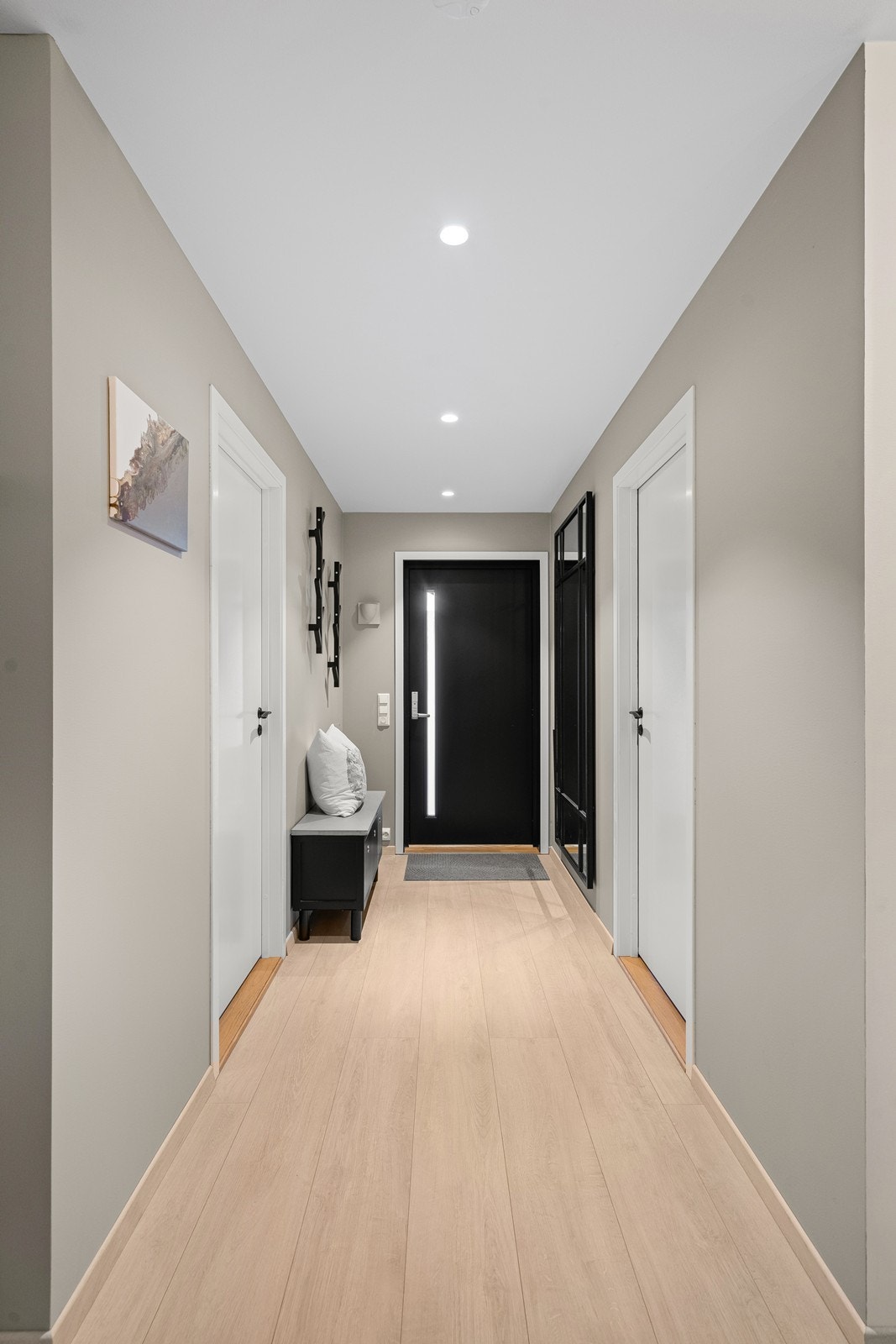 Gangen fører til et åpent rom med god plass til garderobe og oppholdsrom. Galleribilde