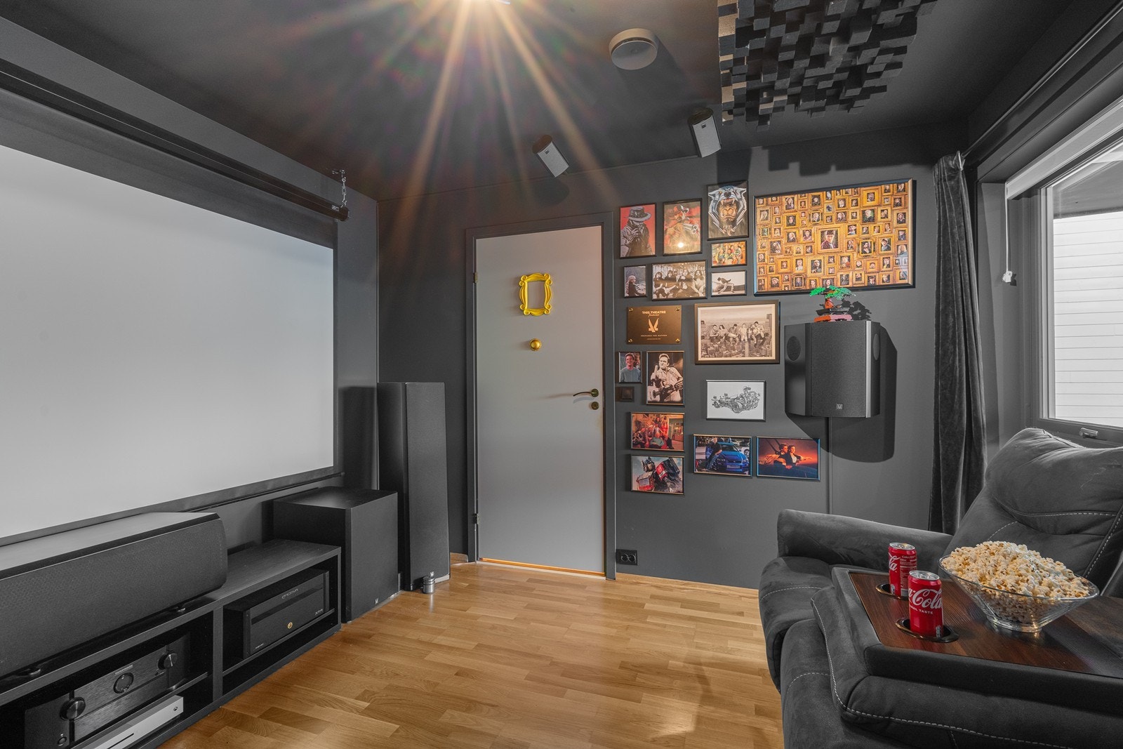 Romslig rom tilpasset kinoløsning, men like egnet som soverom eller kontor. Galleribilde