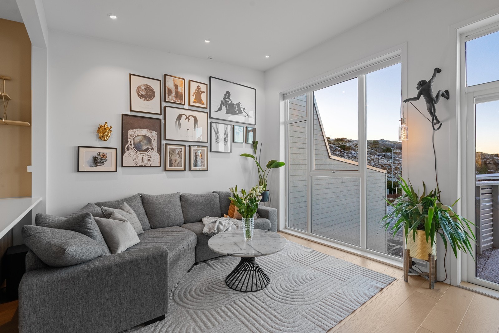 Romslig og lys stue med store vindusflater. Moderne uttrykk med enstavs parkett og duse farger. Utgang til terrasse. Galleribilde