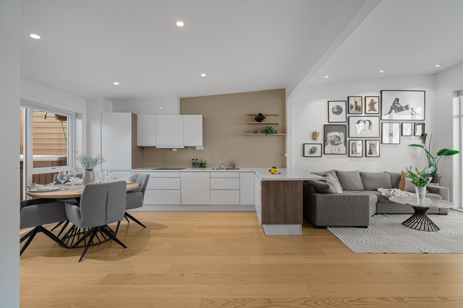 Den åpne planløsningen mellom stue og kjøkken gir gode soner for både matlaging, sosiale sammenkomster og avslapning. Galleribilde