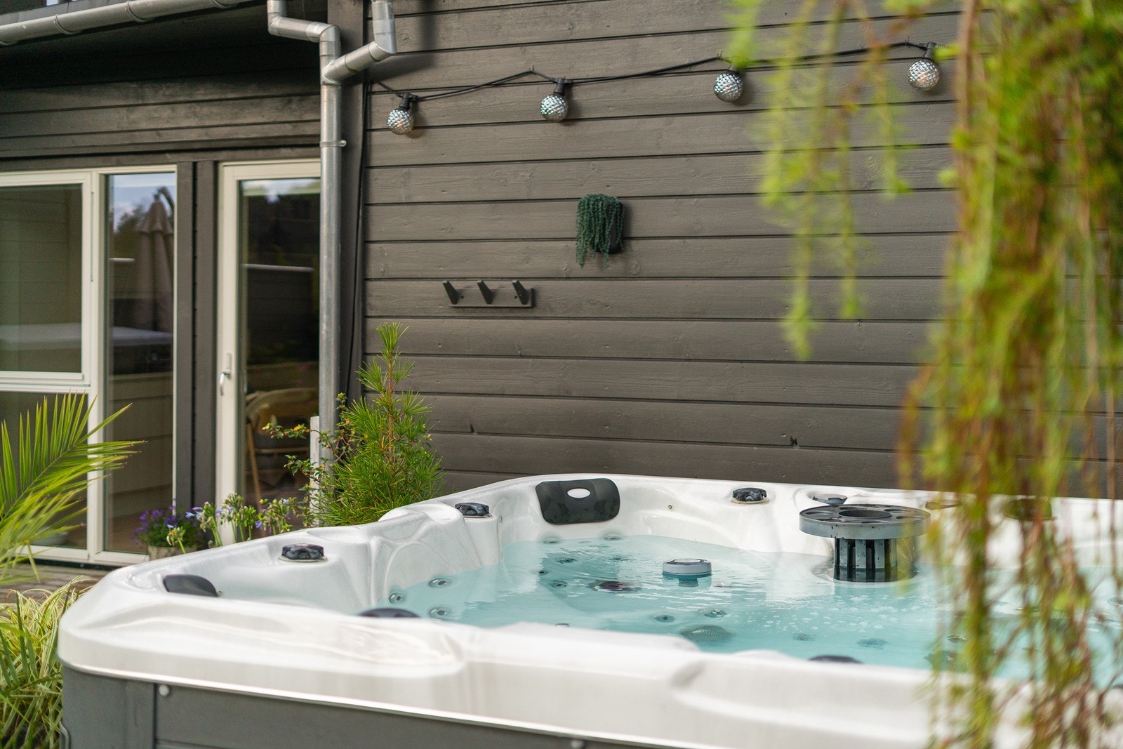 Jacuzzi gir rom for både velvære og hygge. Jacuzzien medfølger i handelen. Galleribilde