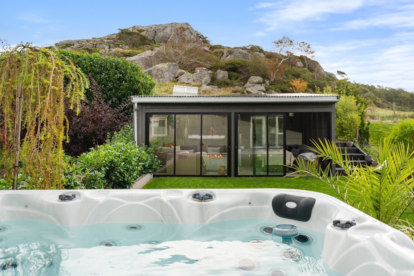 Fra jacuzzien har man utsikt mot natur og fjell - en unik og rolig ramme som gir en helt spesiell opplevelse av velvære og avkobling. Galleribilde