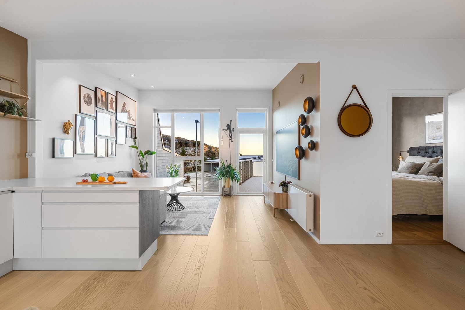 Fra stuen er det inngang til soverommet i denne etasjen. Galleribilde