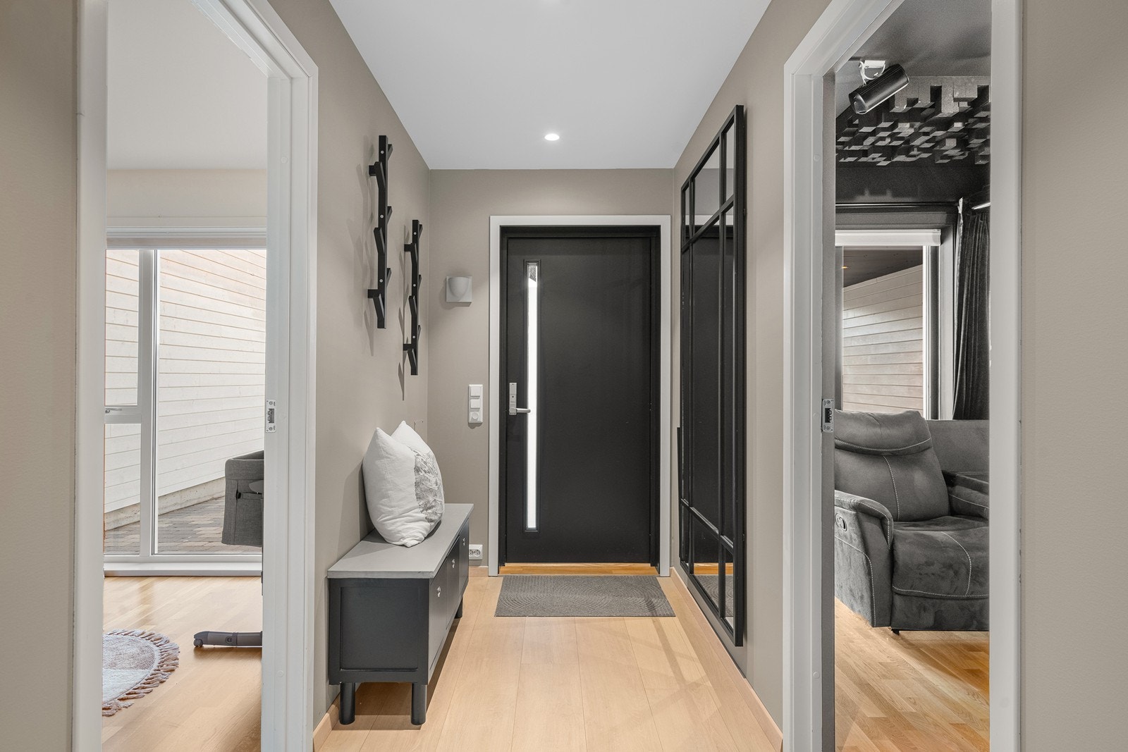 Velkommen inn - moderne entré med lyse overflater. Galleribilde