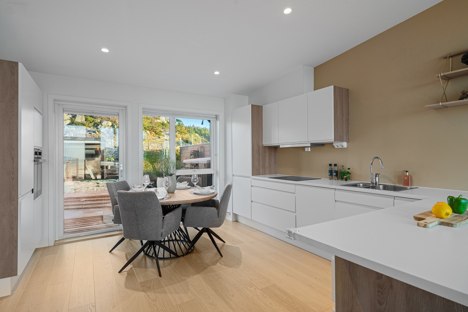 Romslig kjøkkenløsning med god skap- og benkeplass. Integrerte hvitevarer. Galleribilde