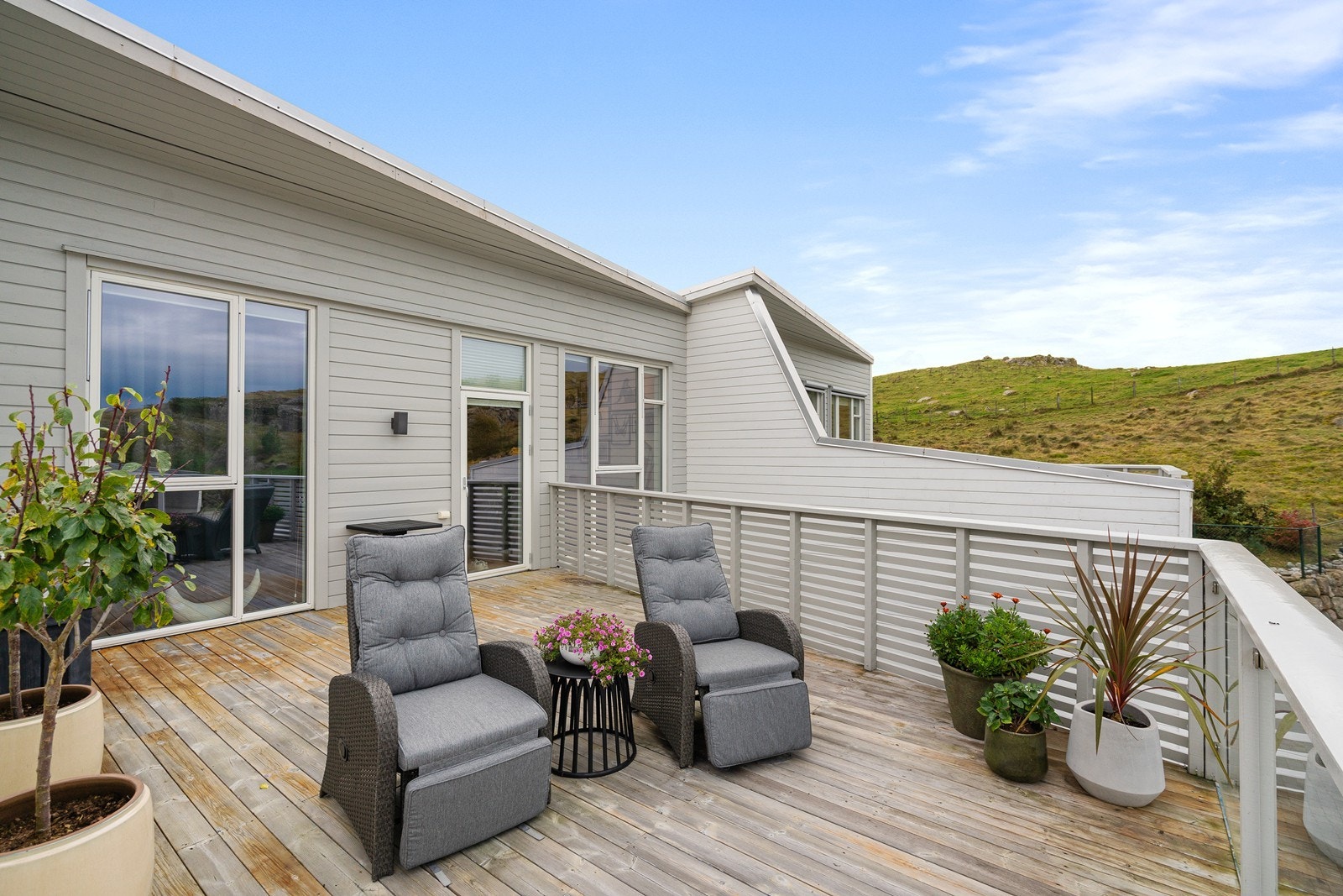 Romslig og solrik terrasse med god plass til hagemøbler og grill. Galleribilde