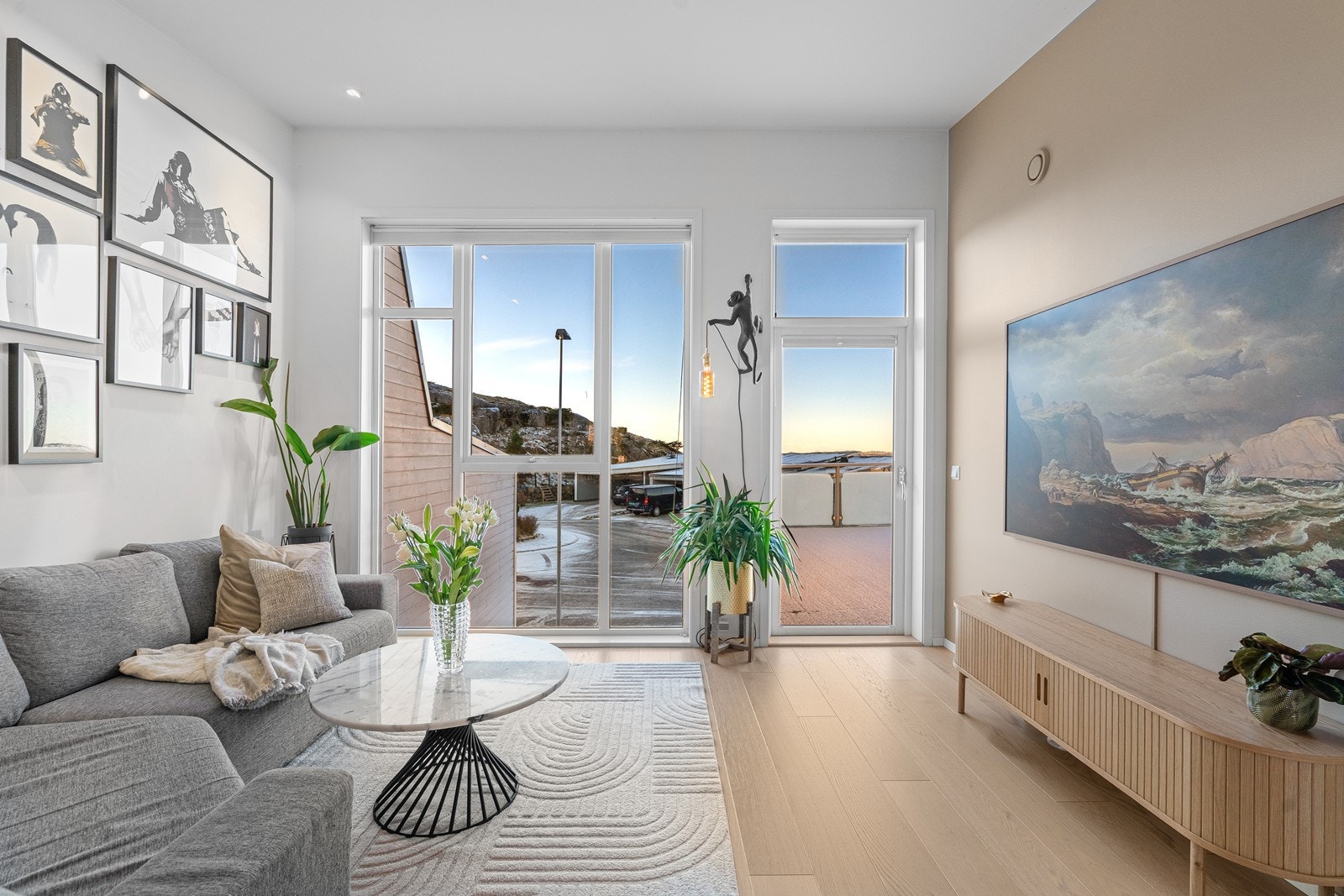 En åpen og luftig stue med flott lysinnslipp. Direkte tilgang til stor terrasse skaper fine overgangssoner mellom inne og ute. Lune vegger og kvalitetsparkett gir en varm atmosfære. Galleribilde