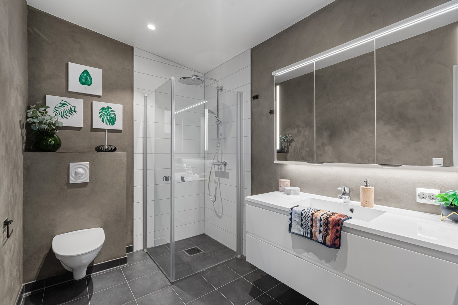 Et delikat og romslig bad med praktiske løsninger og moderne materialvalg. Galleribilde