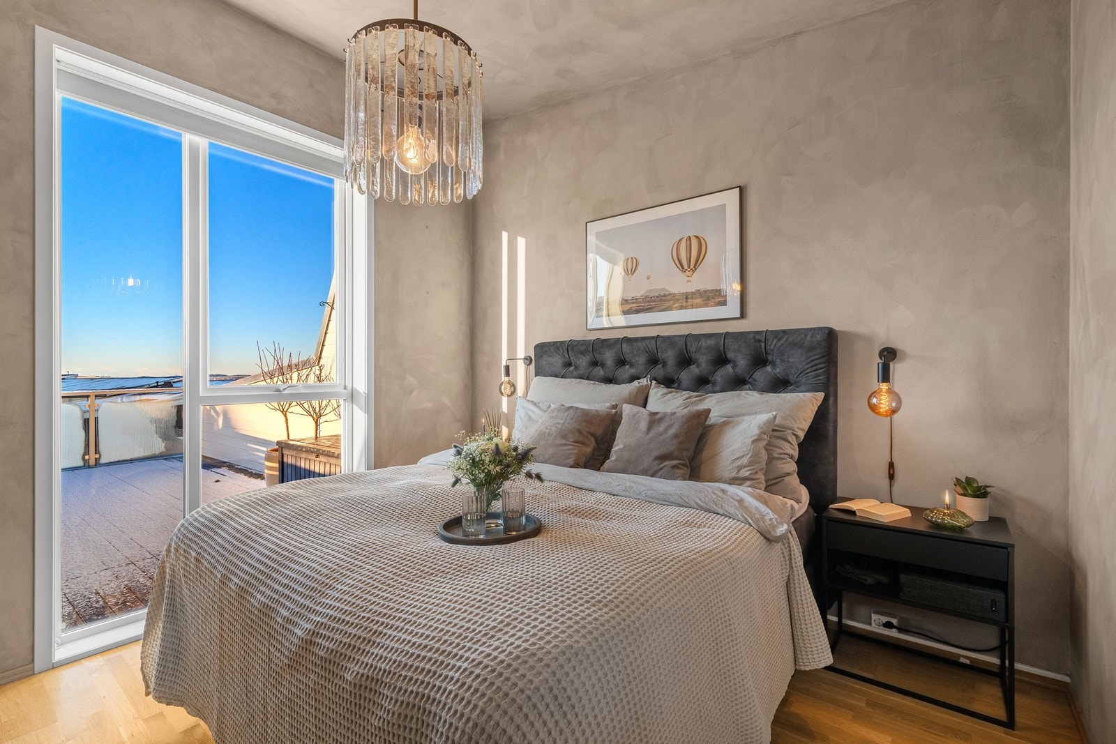 Et behagelig hovedsoverom med stort vindu, god planløsning og rikelig med oppbevaringsplass. Galleribilde