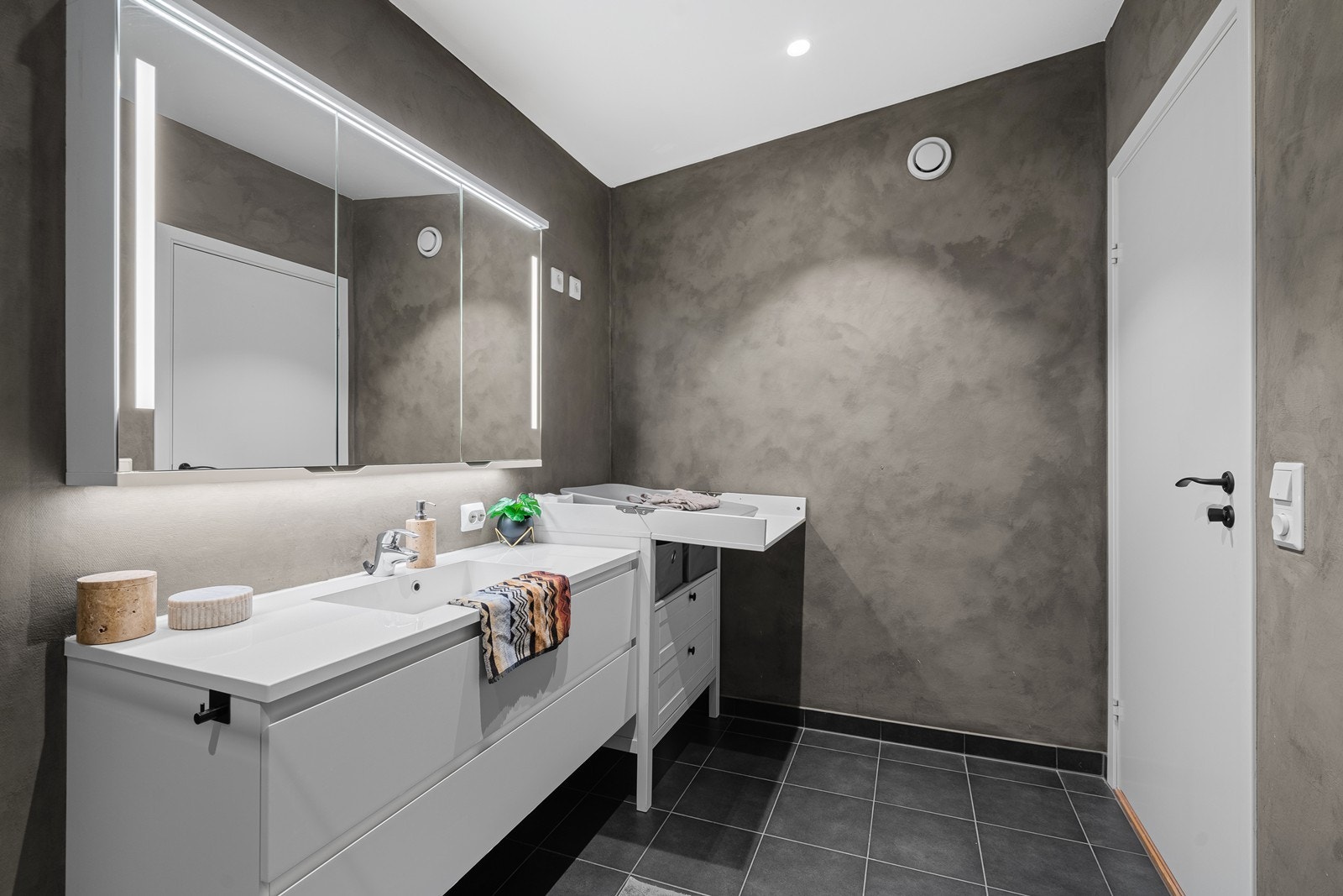 God plass til stellebord eller vaskemaskin gjør rommet funksjonelt for flere behov. Galleribilde